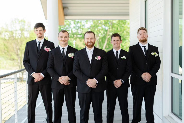 How to Be a Supportive Best Man: Helping the Groom Stay Positive and Relaxed